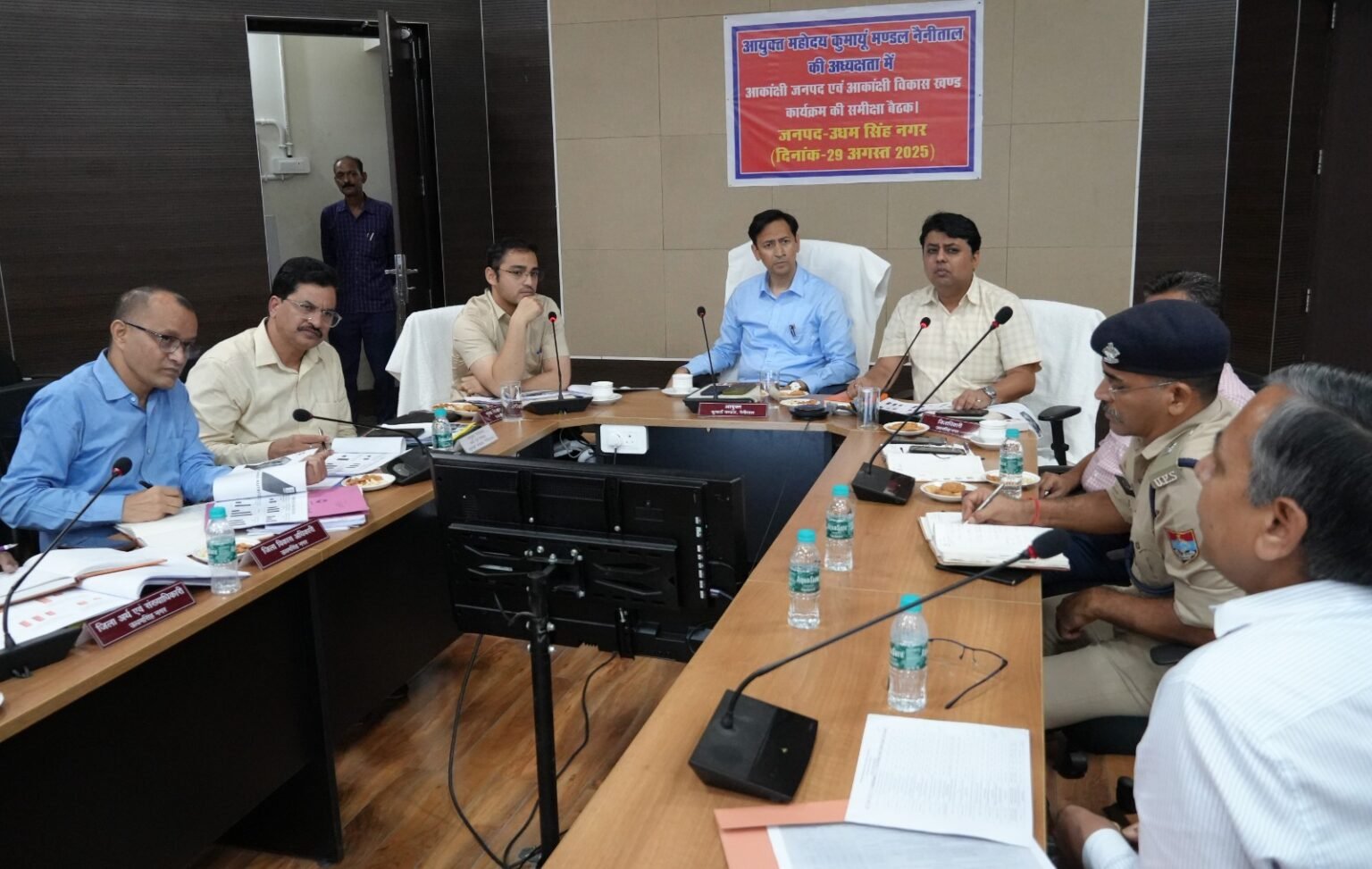 रुद्रपुर में मंडलायुक्त दीपक रावत ने की विकास योजनाओं की समीक्षा, स्वास्थ्य और शिक्षा पर दिया विशेष जोर l रुद्रपुर में मंडलायुक्त दीपक रावत ने की विकास योजनाओं की समीक्षा, स्वास्थ्य और शिक्षा पर दिया विशेष जोर l