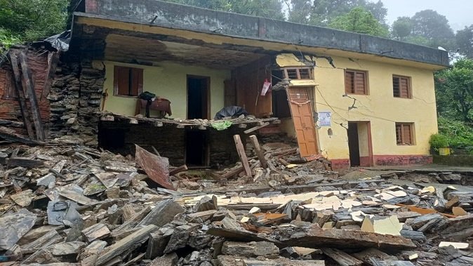 बागेश्वर में दो महिलाओं की मौत, कई गांवों में भारी नुकसान l