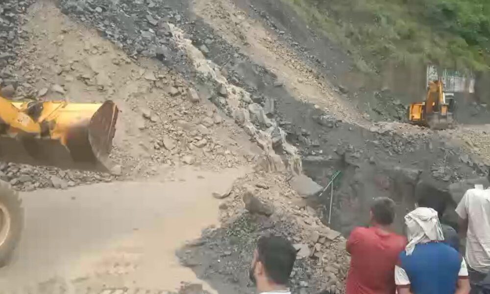 जजरेड में भारी लैंडस्लाइड से चकराता-कालसी मार्ग बाधित, 400 गांवों का संपर्क टूटा l