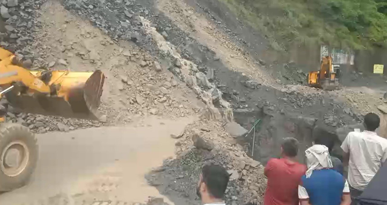 जजरेड में भारी लैंडस्लाइड से चकराता-कालसी मार्ग बाधित, 400 गांवों का संपर्क टूटा l जजरेड में भारी लैंडस्लाइड से चकराता-कालसी मार्ग बाधित, 400 गांवों का संपर्क टूटा l
