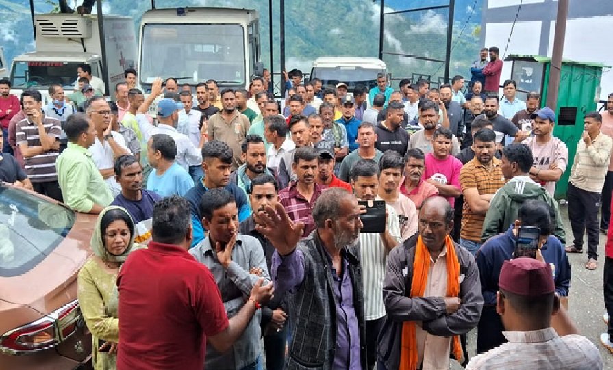 प्रसव के बाद माँ की मौत, अस्पताल में मचा हंगामा प्रसव के बाद माँ की मौत, अस्पताल में मचा हंगामा
