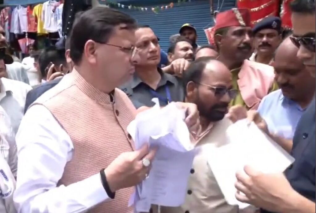 आपदा में ढाल बने मुख्यमंत्री धामी, थराली में राहत कार्यों का लिया जायज़ा, पीड़ितों से मिलकर सुनी पीड़ा आपदा में ढाल बने मुख्यमंत्री धामी, थराली में राहत कार्यों का लिया जायज़ा, पीड़ितों से मिलकर सुनी पीड़ा