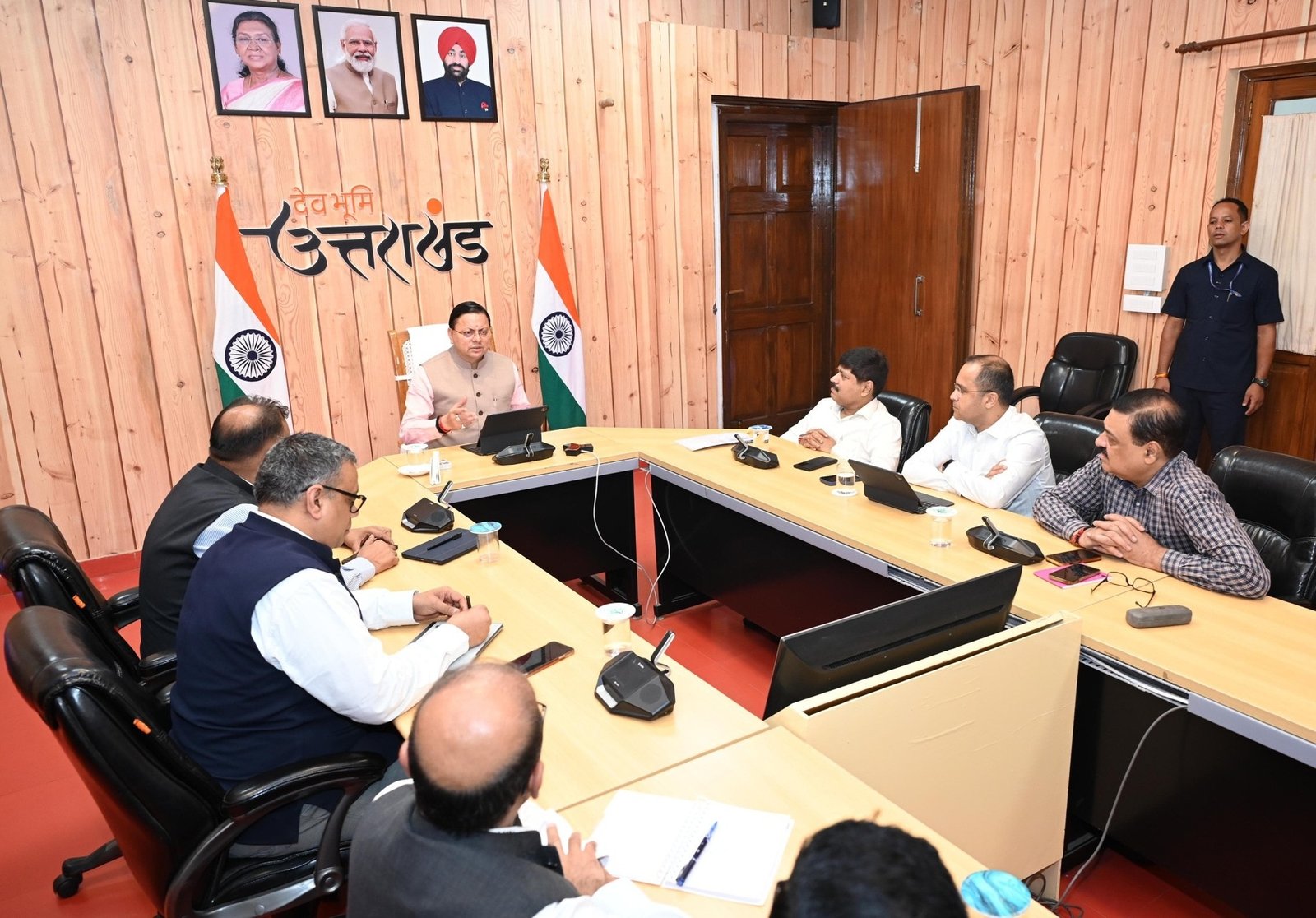मुख्यमंत्री पुष्कर सिंह धामी ने आपदा प्रभावित क्षेत्रों की समीक्षा की, राहत कार्यों में तेजी लाने के निर्देश l