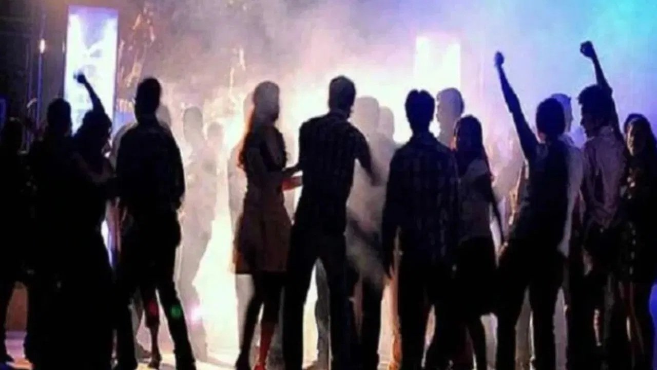 गंगा भोगपुर रिजॉर्ट में चल रही रेव पार्टी पर पुलिस की छापेमारी, 37 युवक-युवतियां पकड़े गए