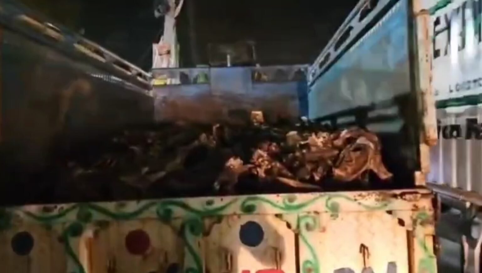 सेलाकुई में हड्डियों से भरा लोडर मिलने पर बवाल, वाहन में लगाई आग; पुलिस ने बचाई तीन की जान l सेलाकुई में हड्डियों से भरा लोडर मिलने पर बवाल, वाहन में लगाई आग; पुलिस ने बचाई तीन की जान l