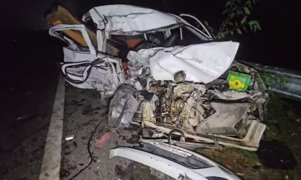 अल्टो और स्कॉर्पियो की टक्कर में तीन की मौत, दो गंभीर घायल