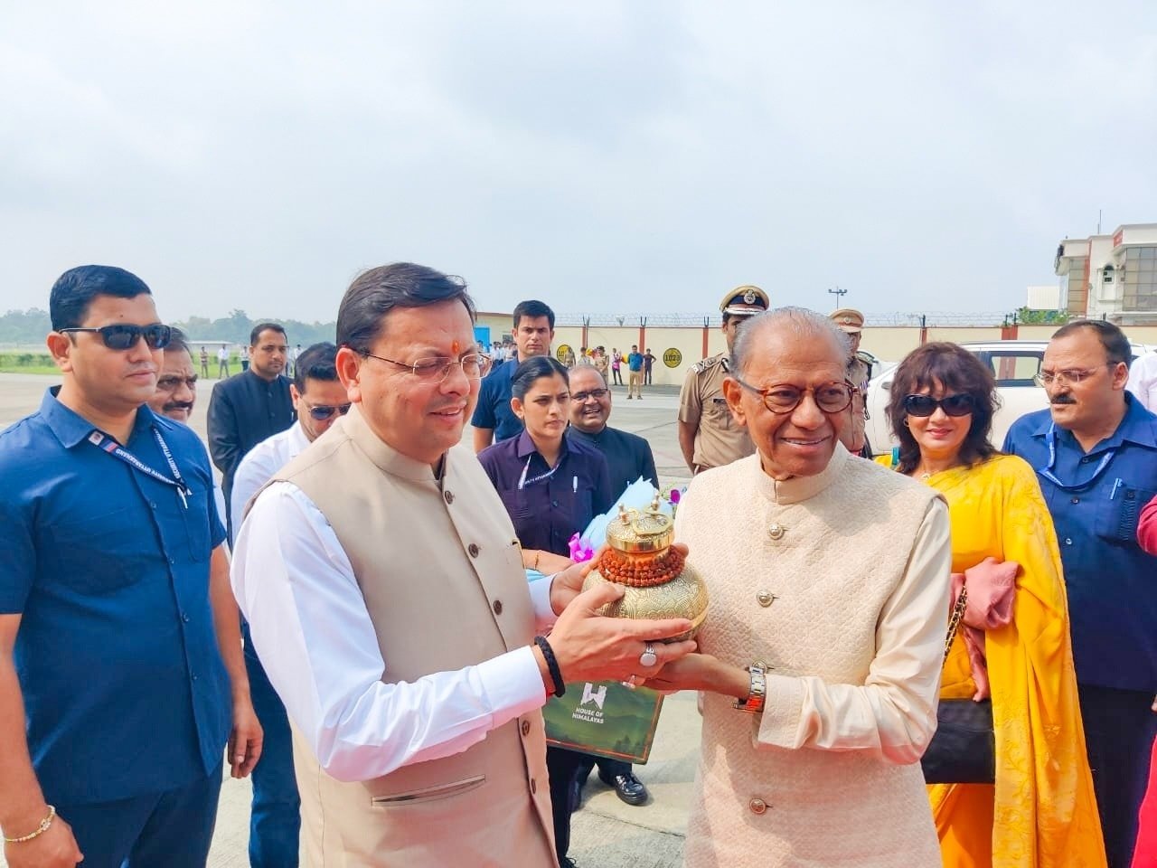 मॉरीशस के प्रधानमंत्री को उत्तराखंड से विदाई, मुख्यमंत्री धामी ने भेंट किए चारधाम प्रसाद और हिमालयन उत्पाद l मॉरीशस के प्रधानमंत्री को उत्तराखंड से विदाई, मुख्यमंत्री धामी ने भेंट किए चारधाम प्रसाद और हिमालयन उत्पाद l