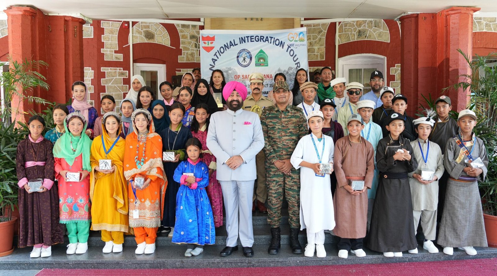 राज्यपाल गुरमीत सिंह से मिले नुब्रा घाटी के छात्र-छात्राएं, जानिए उनकी खास ‘राष्ट्रीय एकता यात्रा’ की वजह!