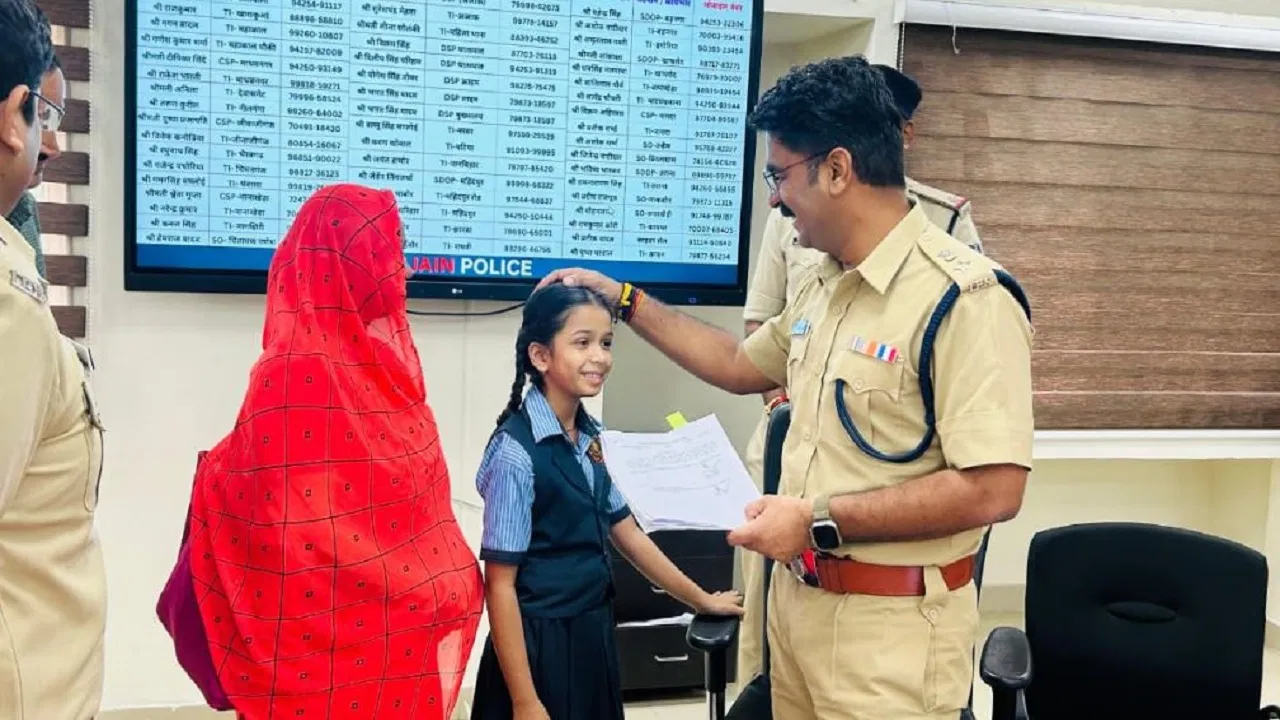 8 साल की बच्ची को MP पुलिस में नौकरी, SP ने सौंपा ज्वाइनिंग लेटर – जानें सैलरी और जिम्मेदारियां l 8 साल की बच्ची को MP पुलिस में नौकरी, SP ने सौंपा ज्वाइनिंग लेटर – जानें सैलरी और जिम्मेदारियां l