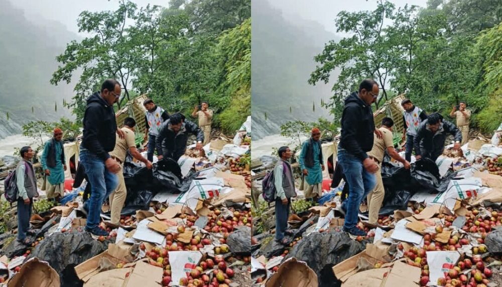 सेब से लदा पिकअप लोडर 40 मीटर गहरी खाई में गिरा, दो लोग गंभीर घायलl