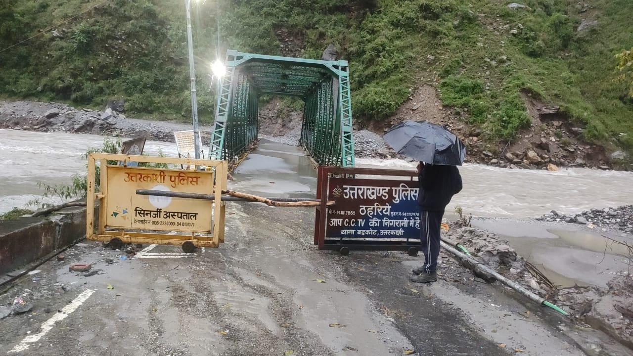 स्यानाचट्टी में बाढ़ का कहर, स्कूल जलमग्न, होटल डूबे; यमुनोत्री हाईवे पर मंडराया खतराl स्यानाचट्टी में बाढ़ का कहर, स्कूल जलमग्न, होटल डूबे; यमुनोत्री हाईवे पर मंडराया खतराl
