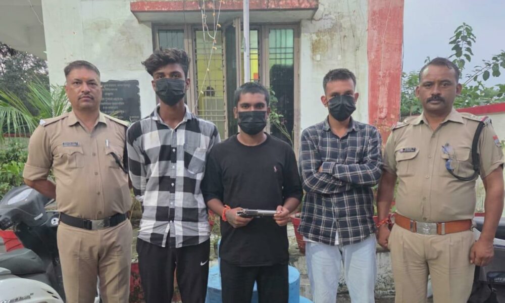 पिस्टल से केक काटने का वीडियो बना मुसीबत, वायरल होते ही पहुंच गए थाने l