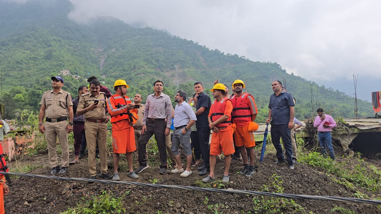 सहस्त्रधारा में आपदा राहत कार्य तेज़, पैदल पगडंडियों से पहुँचकर डीएम-एसएसपी ने लिया हालात का जायजा l