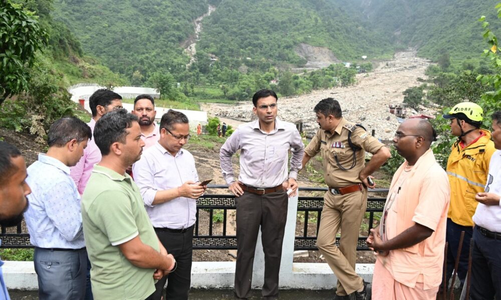 प्राकृतिक आपदा से बेहाल देहरादून, ट्रैफिक रूट बदले, मसूरी का रास्ता आज भी बंद l
