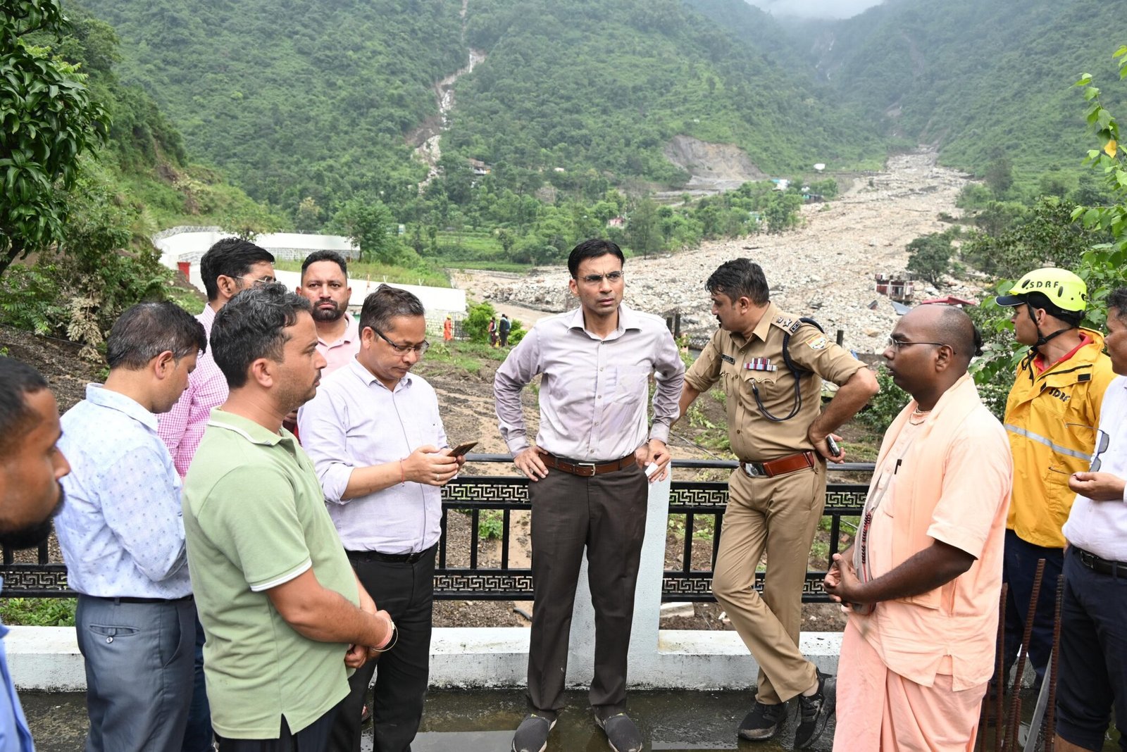 प्राकृतिक आपदा से बेहाल देहरादून, ट्रैफिक रूट बदले, मसूरी का रास्ता आज भी बंद l