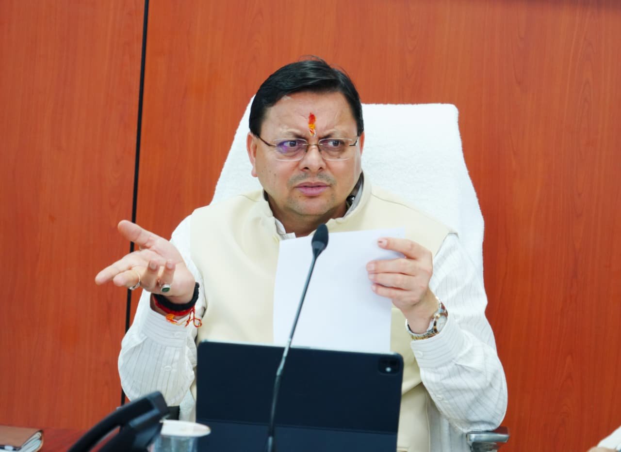 सीएम धामी आपदा परिचालन केंद्र से लगातार मॉनिटरिंग में, चमोली के प्रभावित गांवों तक राहत पहुँचाने के निर्देश l