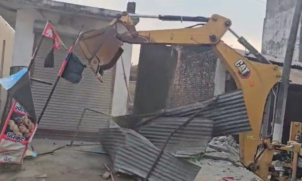 हरिद्वार में नकल माफिया पर बुलडोजर, खालिद मलिक के रिश्तेदार की अवैध संपत्ति ध्वस्त