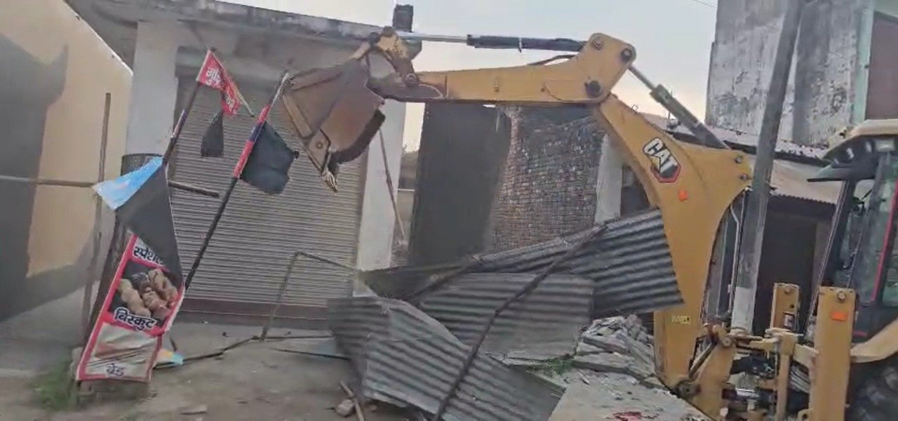 हरिद्वार में नकल माफिया पर बुलडोजर, खालिद मलिक के रिश्तेदार की अवैध संपत्ति ध्वस्त