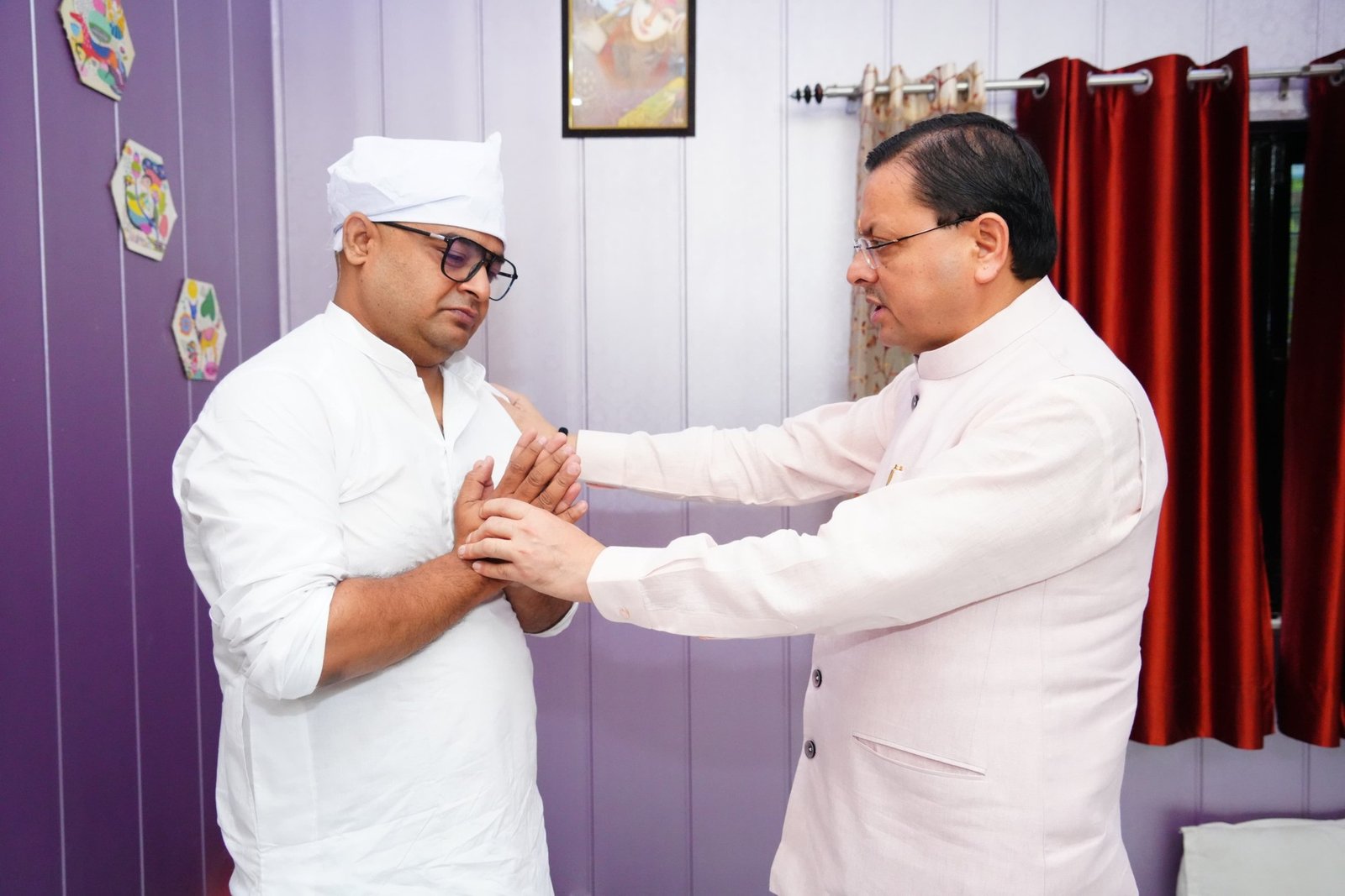 पत्रकार पंकज पंवार की पत्नी के निधन पर सीएम धामी ने जताया शोक, परिजनों से की मुलाकात