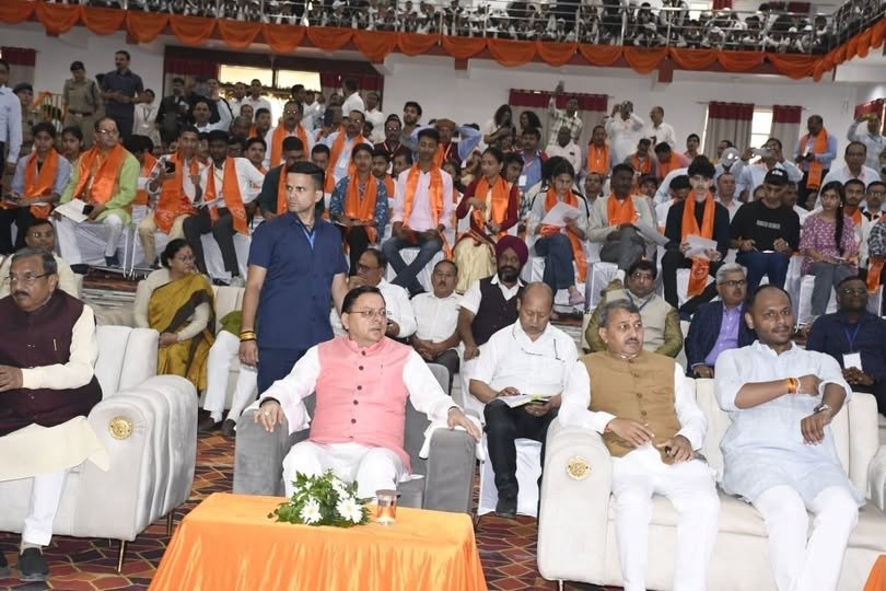 मुख्यमंत्री ने सुनी ‘मन की बात’, लोगों से खादी और स्वदेशी अपनाने की अपील की