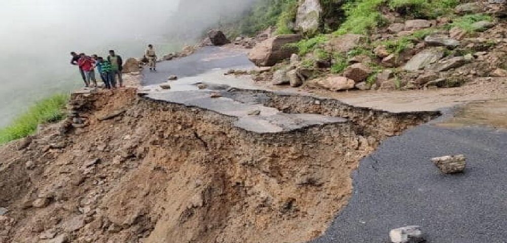 येलो अलर्ट जारी, भूस्खलन से मसूरी-देहरादून मार्ग बंद l