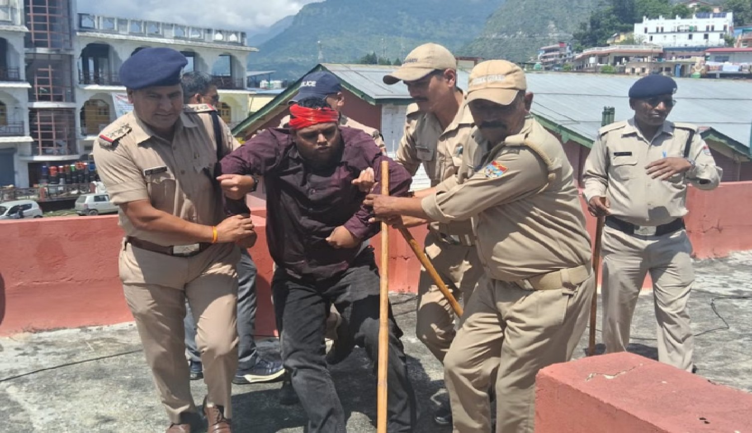 पेट्रोल की बोतल लेकर कॉलेज की छत पर चढ़े छात्र, सरकार के खिलाफ फूटा गुस्सा l