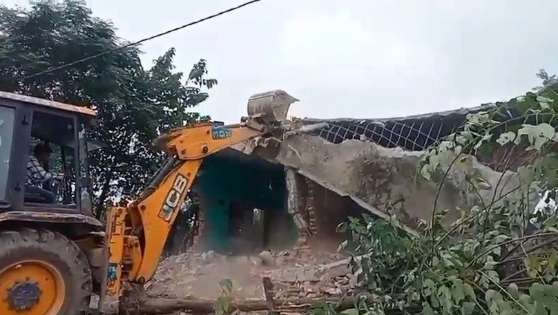 प्रशाशन ने अतिक्रमण पर की सख्त कार्रवाई, चार भवनों पर चलाया बुलडोजर