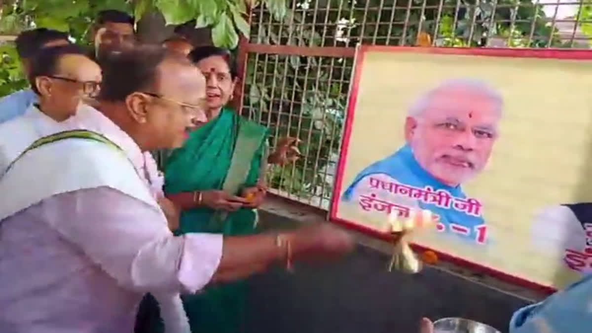 यहां कांग्रेस ने उतारी PM मोदी और CM धामी की आरती, जानें क्यों