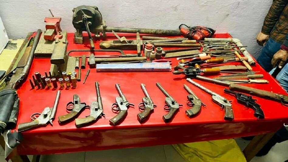 उत्तराखंड अवैध असलहा रखने में पहाड़ी राज्यों में नंबर वन” उत्तराखंड अवैध असलहा रखने में पहाड़ी राज्यों में नंबर वन”