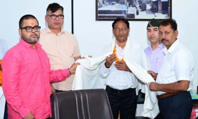 वरिष्ठ प्रशासनिक अधिकारी मुकेश कुमार को सूचना विभाग में 36 वर्ष सेवा के बाद भावभीनी विदाई