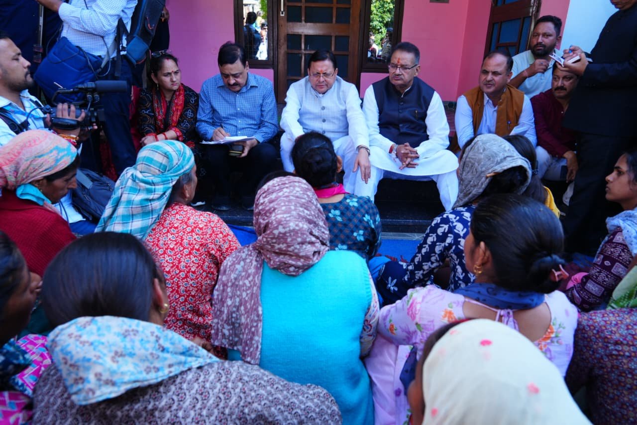आपदा प्रभावितों के बीच पहुंचे सीएम धामी, गांव वालों के साथ मनाई दिवाली