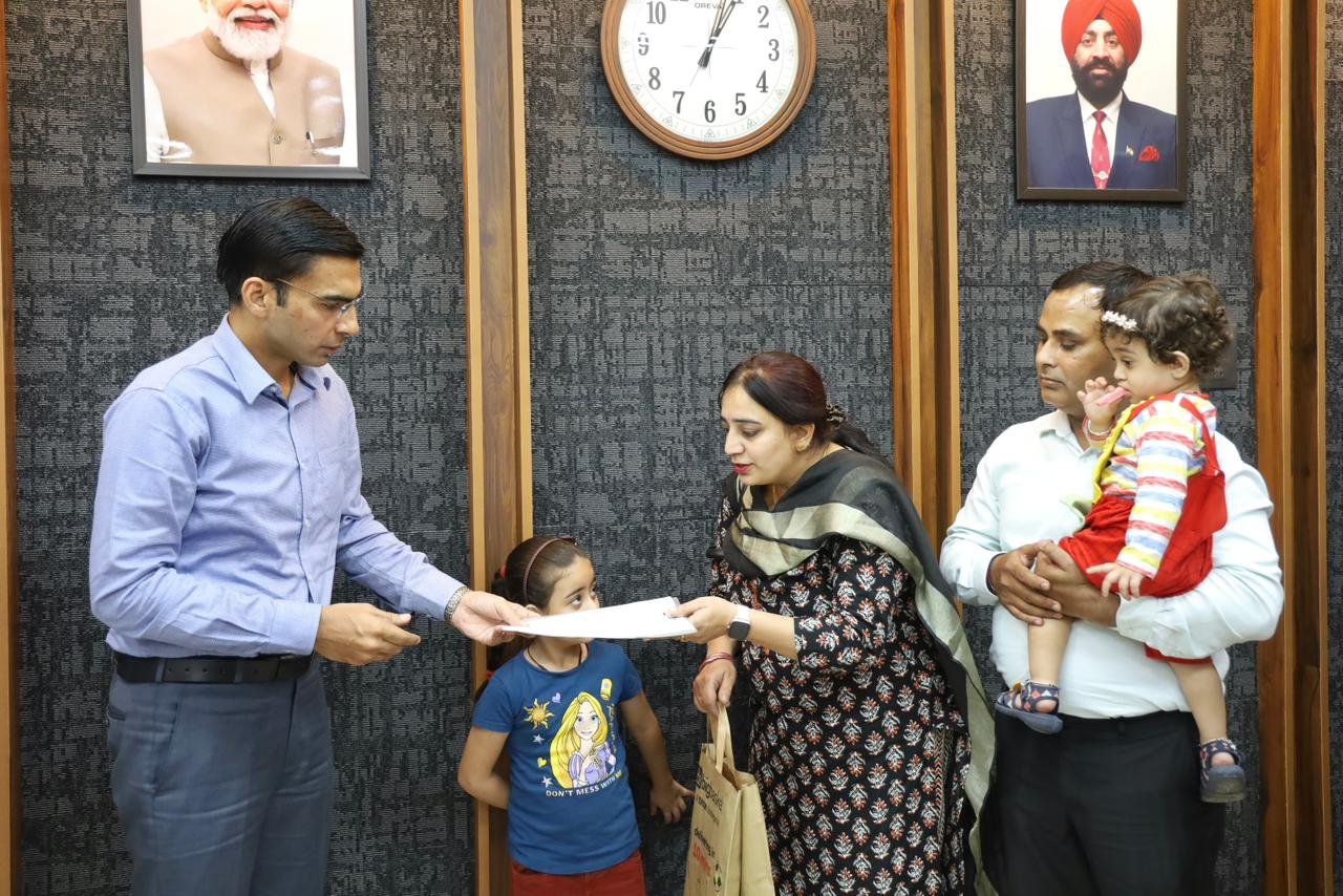 कनिका मदान ने नन्ही बेटियों के साथ डीएम को किया धन्यवाद, दो महीने का वेतन और प्रमाण पत्र पाकर खुश