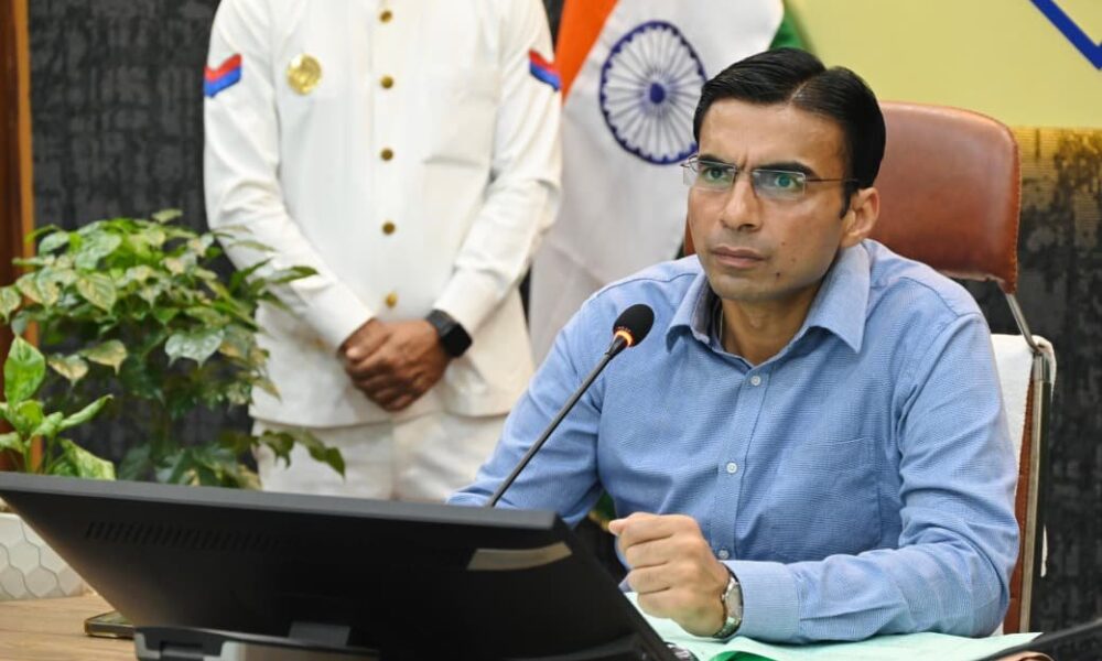 सड़क कटिंग और मोबाइल टावर के लिए जिलाधिकारी ने दिए सख्त निर्देश