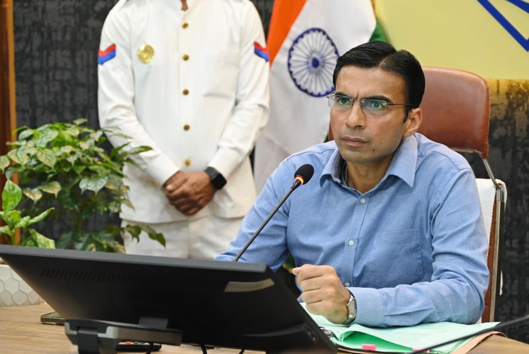 सड़क कटिंग और मोबाइल टावर के लिए जिलाधिकारी ने दिए सख्त निर्देश