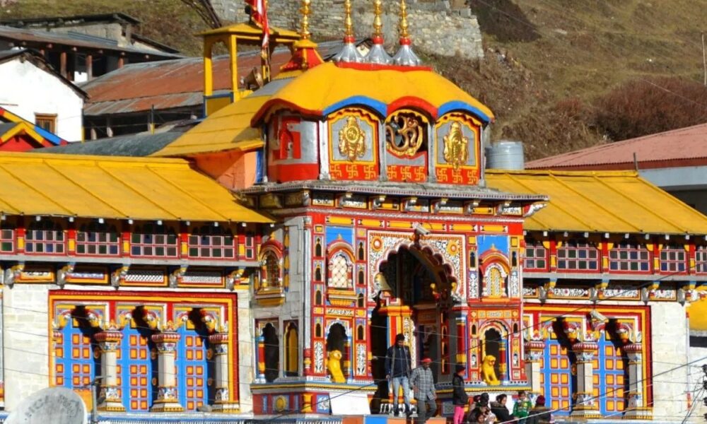 आत्मीय भेंट के लिए बद्रीनाथ धाम पहुंच रही देव डोलियां, भक्तों का भी लग रहा तांता