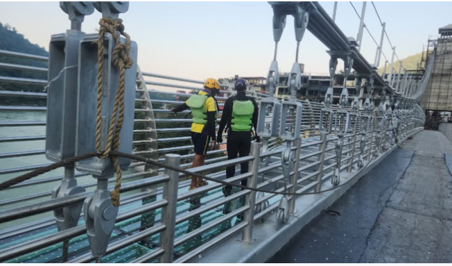 निर्माणाधीन बजरंग सेतु से गंगा में गिरा युवक, नहीं लग पाया कोई सुराग