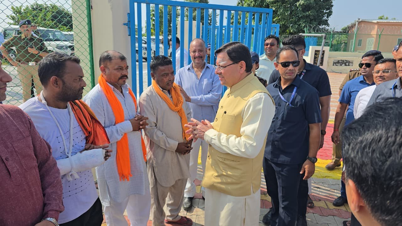 खटीमा में हेलीपैड पर सीएम ने जनता की सुनी समस्याएं, अधिकारियों को दिए समाधान के निर्देश