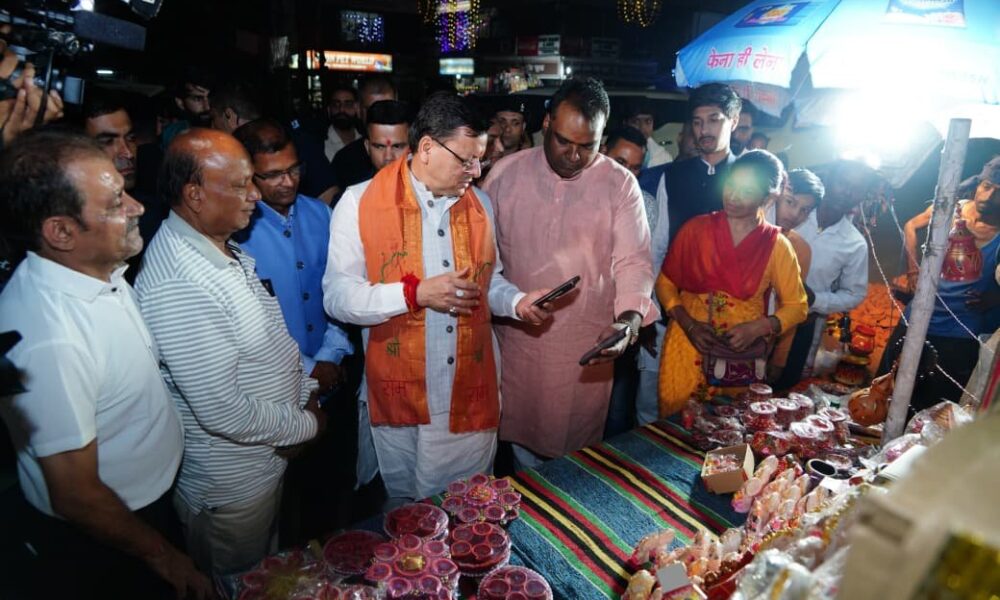 दिवाली पर सीएम ने स्थानीय दुकानों से की खरीददारी, कहा- स्थानीय कारीगरों को बढ़ावा देना ही सच्ची दीवाली