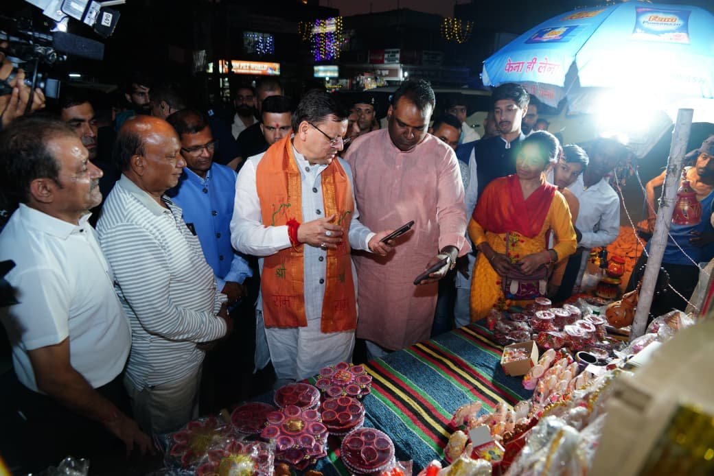 दिवाली पर सीएम ने स्थानीय दुकानों से की खरीददारी, कहा- स्थानीय कारीगरों को बढ़ावा देना ही सच्ची दीवाली