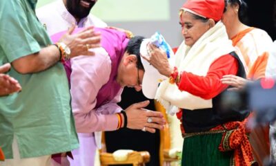 अंतरराष्ट्रीय वृद्धजन दिवस पर मुख्यमंत्री धामी ने किया वरिष्ठ नागरिकों को सम्मानित