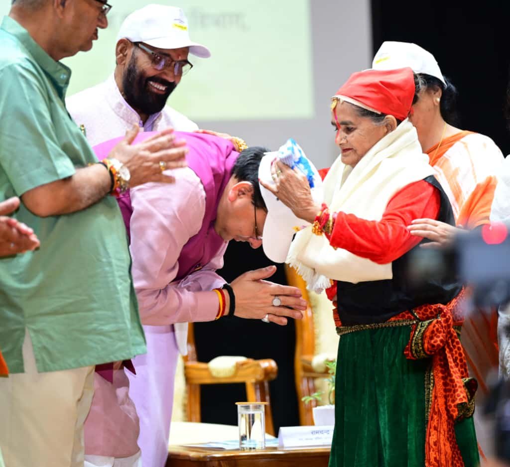 अंतरराष्ट्रीय वृद्धजन दिवस पर मुख्यमंत्री धामी ने किया वरिष्ठ नागरिकों को सम्मानित