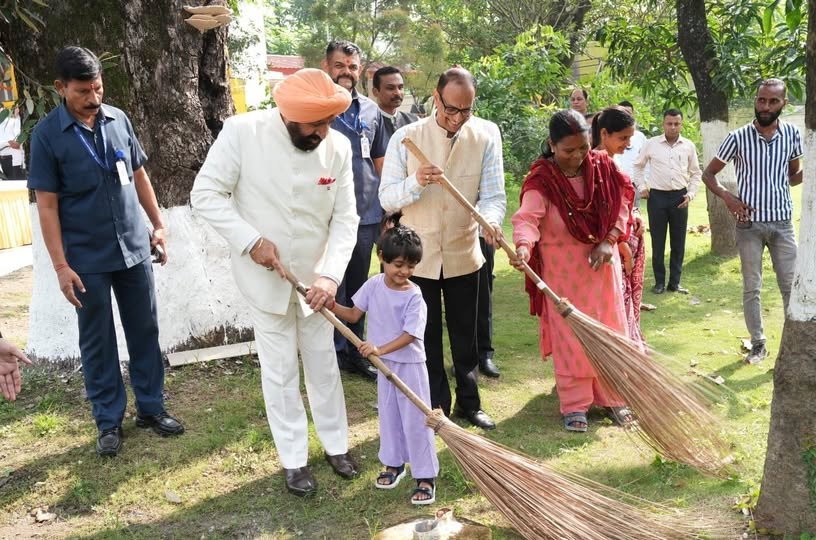 राज्यपाल गुरमीत सिंह ने राजभवन में चलाया स्वच्छता अभियान
