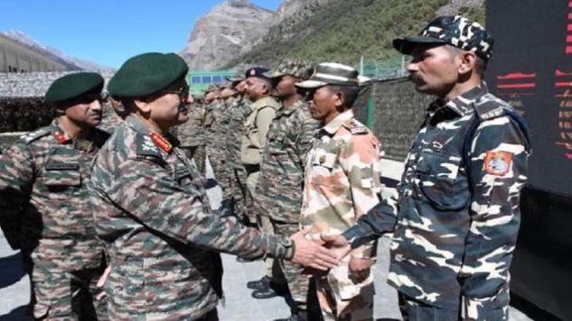 दिवाली पर ज्योलिंगकांग पहुंचे सेना प्रमुख, जवानों का बढ़ाया हौंसला