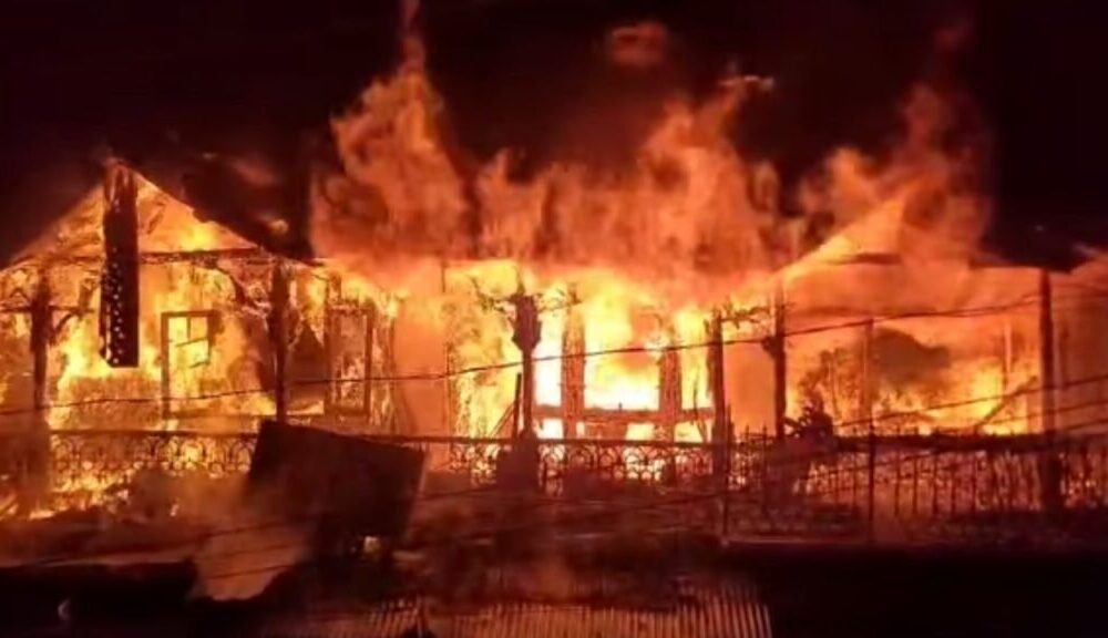 नैनीताल के मल्लीताल में ओल्ड लंदन हाउस में फिर लगी आग, 3 दुकानें जलकर राख, दमकल ने बमुश्किल पाया काबू l