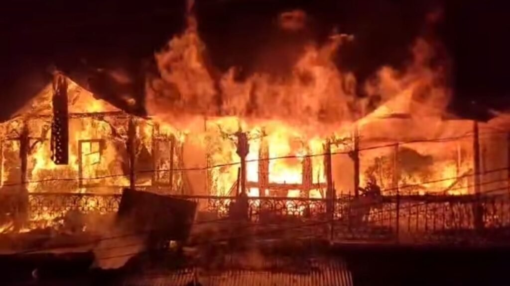 नैनीताल के मल्लीताल में ओल्ड लंदन हाउस में फिर लगी आग, 3 दुकानें जलकर राख, दमकल ने बमुश्किल पाया काबू l