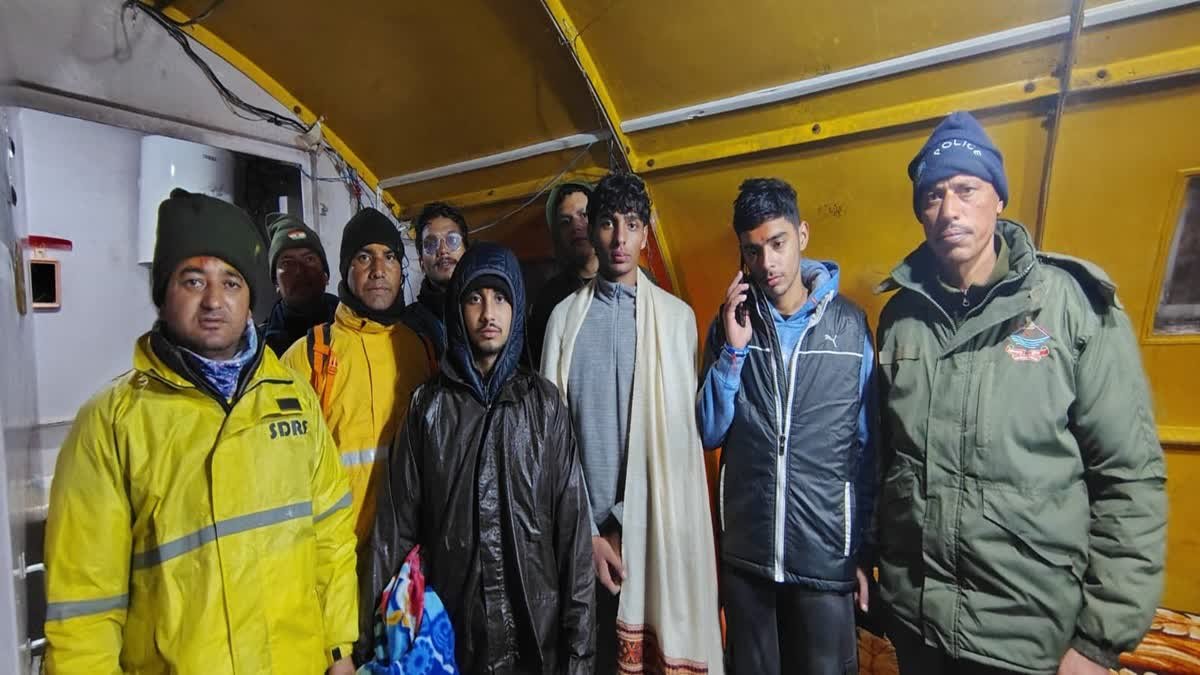 चौराबाड़ी ग्लेशियर के पास बर्फबारी फंसे 4 पर्यटक, SDRF ने सुरक्षित किया रेस्क्यू