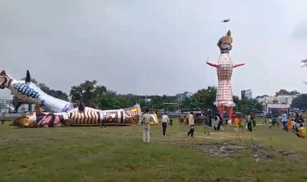 रावण दहन से पहले गिर पड़े पुतले, रुद्रपुर में मची अफरा-तफरी