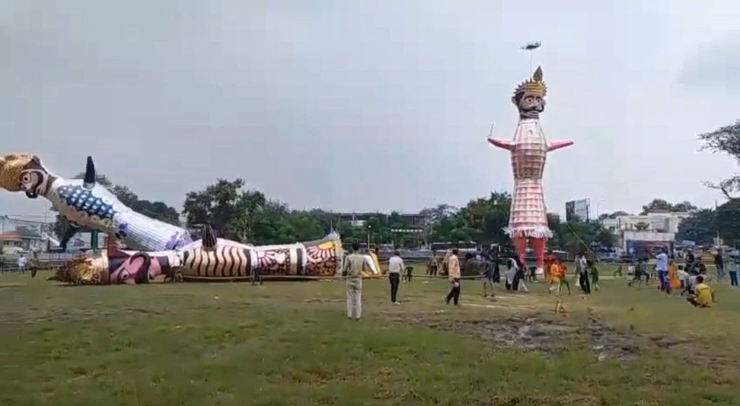 रावण दहन से पहले गिर पड़े पुतले, रुद्रपुर में मची अफरा-तफरी