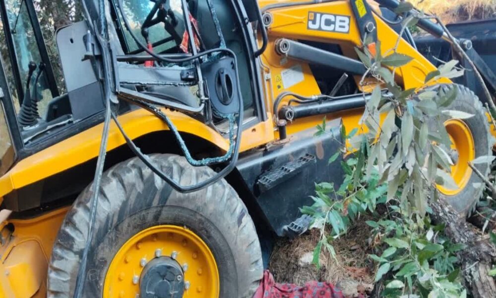 जेसीबी मशीन बेकाबू होकर खाई में गिर गई, हादसे में ऑपरेटर की मौत