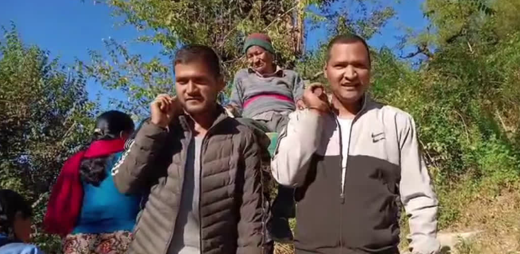 डंडी-कंडी से बुजुर्ग को पहुंचाया अस्पताल, 25 साल बाद भी मूलभूत सुविधाओं के लिए तरस रहे लोग